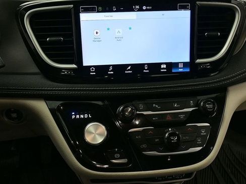 Used 2023 Chrysler Pacifica Touring-L image 15