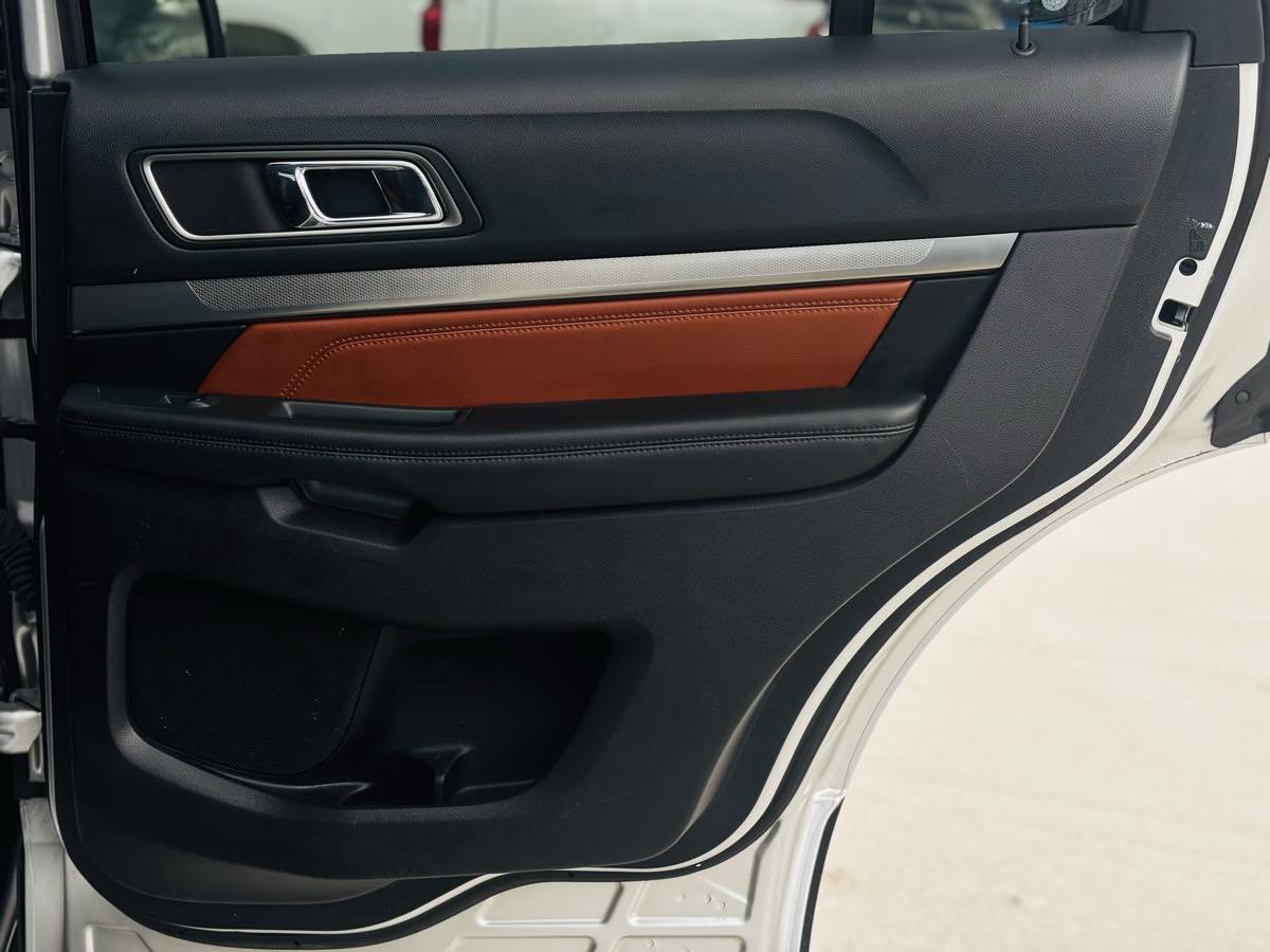 Used 2019 Ford Explorer XLT w/ Equipment Group 202A AWD/4WD image 41