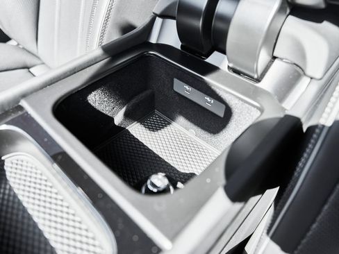 Used 2025 Bentley Bentayga AWD/4WD image 66