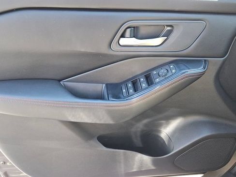 Used 2025 Nissan Rogue SV AWD/4WD image 16