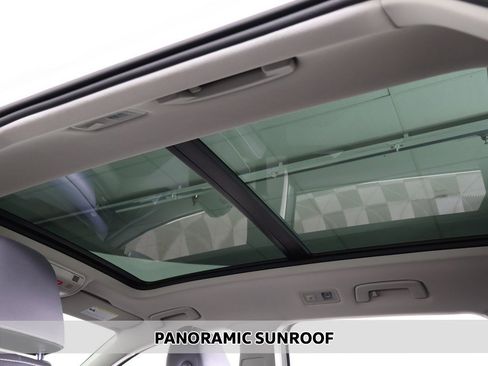 Used 2023 Volkswagen Taos SE w/ Panoramic Sunroof Package image 3