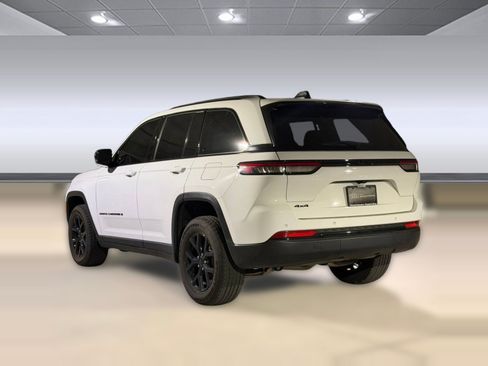 Used 2024 Jeep Grand Cherokee Altitude AWD/4WD image 3