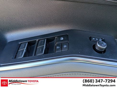 Used 2023 Toyota Highlander Platinum AWD/4WD image 12