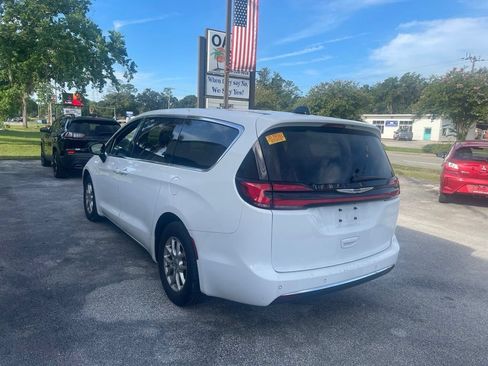 Used 2024 Chrysler Pacifica Touring FWD image 5