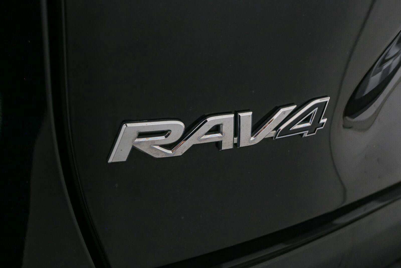 Used 2019 Toyota RAV4 XLE Premium w/ Cold Weather Package AWD/4WD image 9