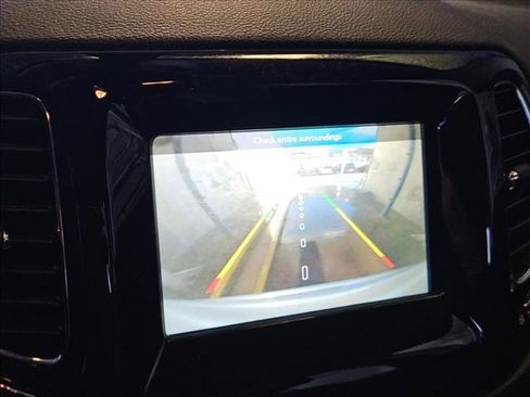 Used 2019 Jeep Compass Latitude FWD image 12