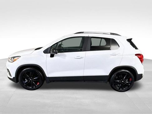 Used 2020 Chevrolet Trax LT w/ Sun & Sound Package FWD image 12