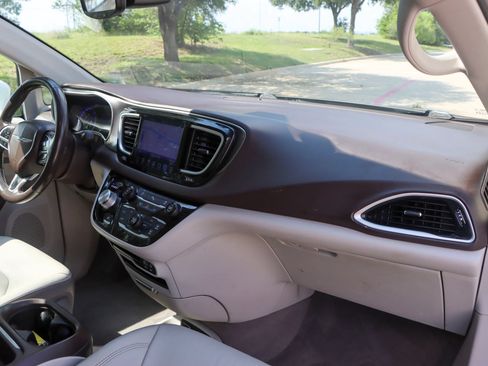 Used 2017 Chrysler Pacifica Touring-L FWD image 24