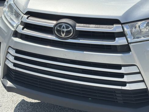 Used 2018 Toyota Highlander LE FWD image 30
