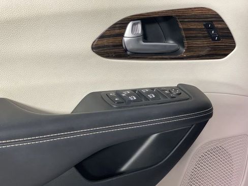 Used 2024 Chrysler Pacifica Limited image 30