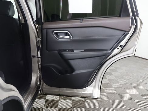 Used 2023 Nissan Rogue Platinum image 25