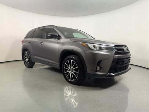 Used 2017 Toyota Highlander SE image 1