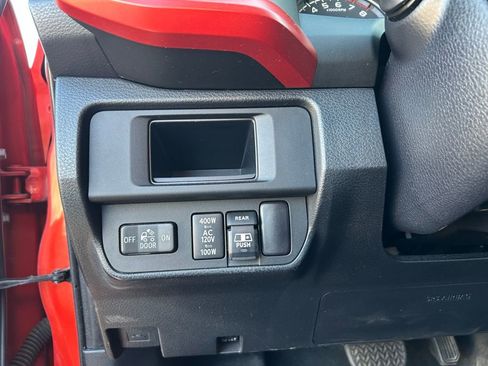Used 2017 Toyota Tacoma TRD Sport w/ Premium & Technology Package AWD/4WD image 19