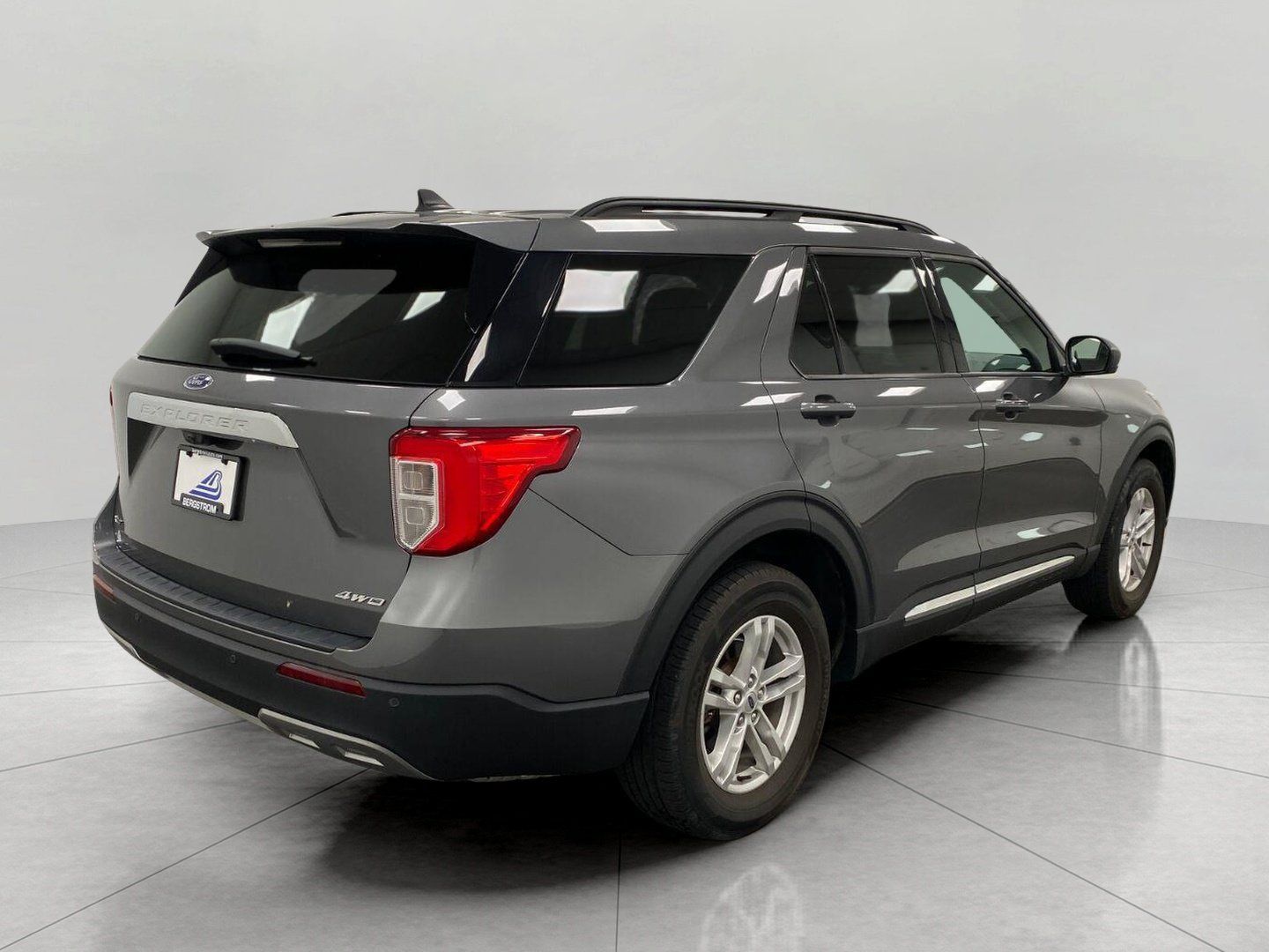 Used 2023 Ford Explorer XLT w/ Equipment Group 202A AWD/4WD image 4