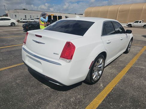Used 2020 Chrysler 300 Touring w/ Chrome Appearance Package RWD image 6
