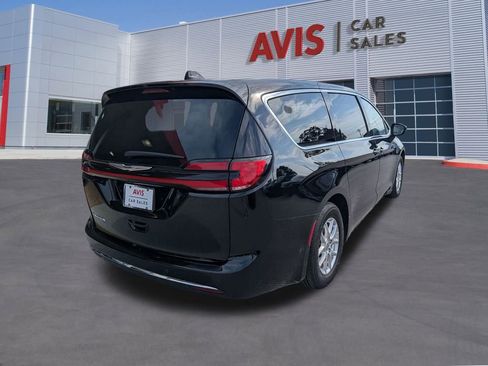 Used 2024 Chrysler Pacifica Touring-L image 6