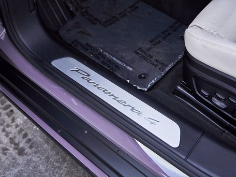 Used 2025 Porsche Panamera 4 w/ Premium Package image 40