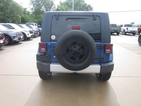 Used 2009 Jeep Wrangler Unlimited Sahara w/ Mopar Leather Group AWD/4WD image 5