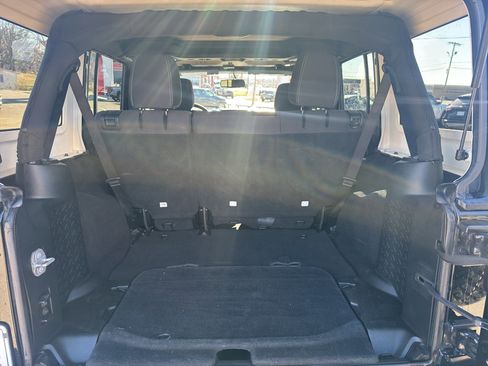 Used 2018 Jeep Wrangler Unlimited Sahara image 18
