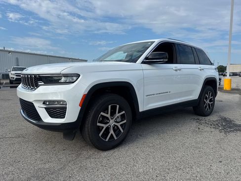 Used 2025 Jeep Grand Cherokee Limited AWD/4WD image 2