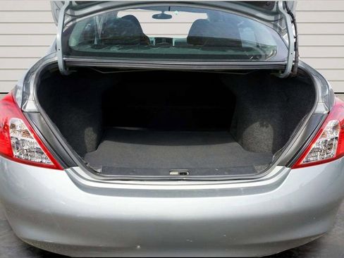 Used 2013 Nissan Versa SV FWD image 10