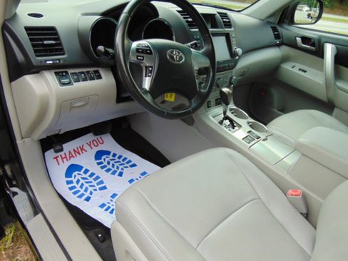 Used 2012 Toyota Highlander SE w/ Tow Pkg AWD/4WD image 14