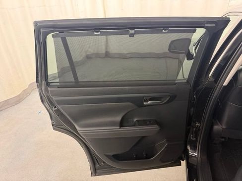 Used 2023 Toyota Highlander XLE AWD/4WD image 25