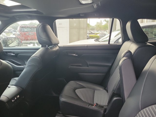 Used 2024 Toyota Highlander XSE FWD image 15