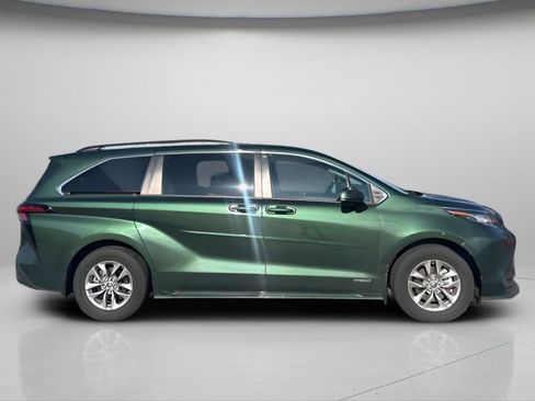 Used 2021 Toyota Sienna LE AWD/4WD image 3