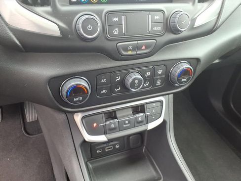 Used 2024 GMC Terrain SLT image 33