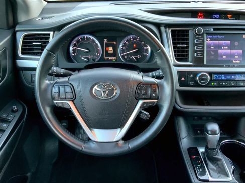 Used 2019 Toyota Highlander XLE AWD/4WD image 6