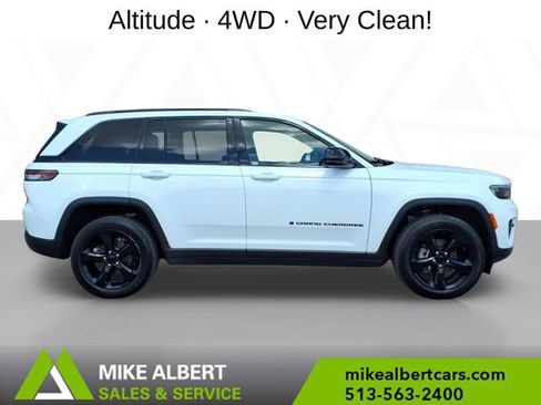 Used 2023 Jeep Grand Cherokee Altitude AWD/4WD image 8