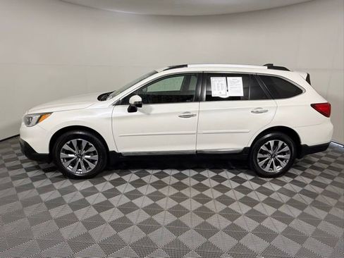Used 2017 Subaru Outback 2.5i Touring AWD/4WD image 3