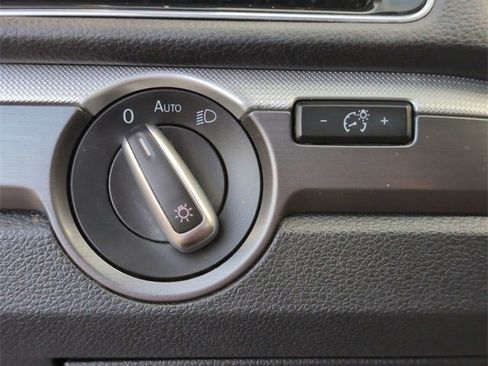 Used 2018 Volkswagen Passat 2.0T R-Line image 16