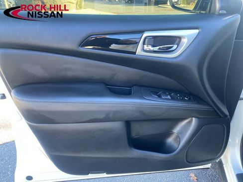 Used 2020 Nissan Pathfinder SV image 10