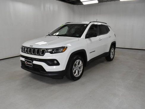 Used 2024 Jeep Compass Latitude image 2