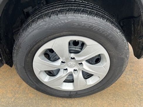 Used 2021 Toyota RAV4 LE image 10