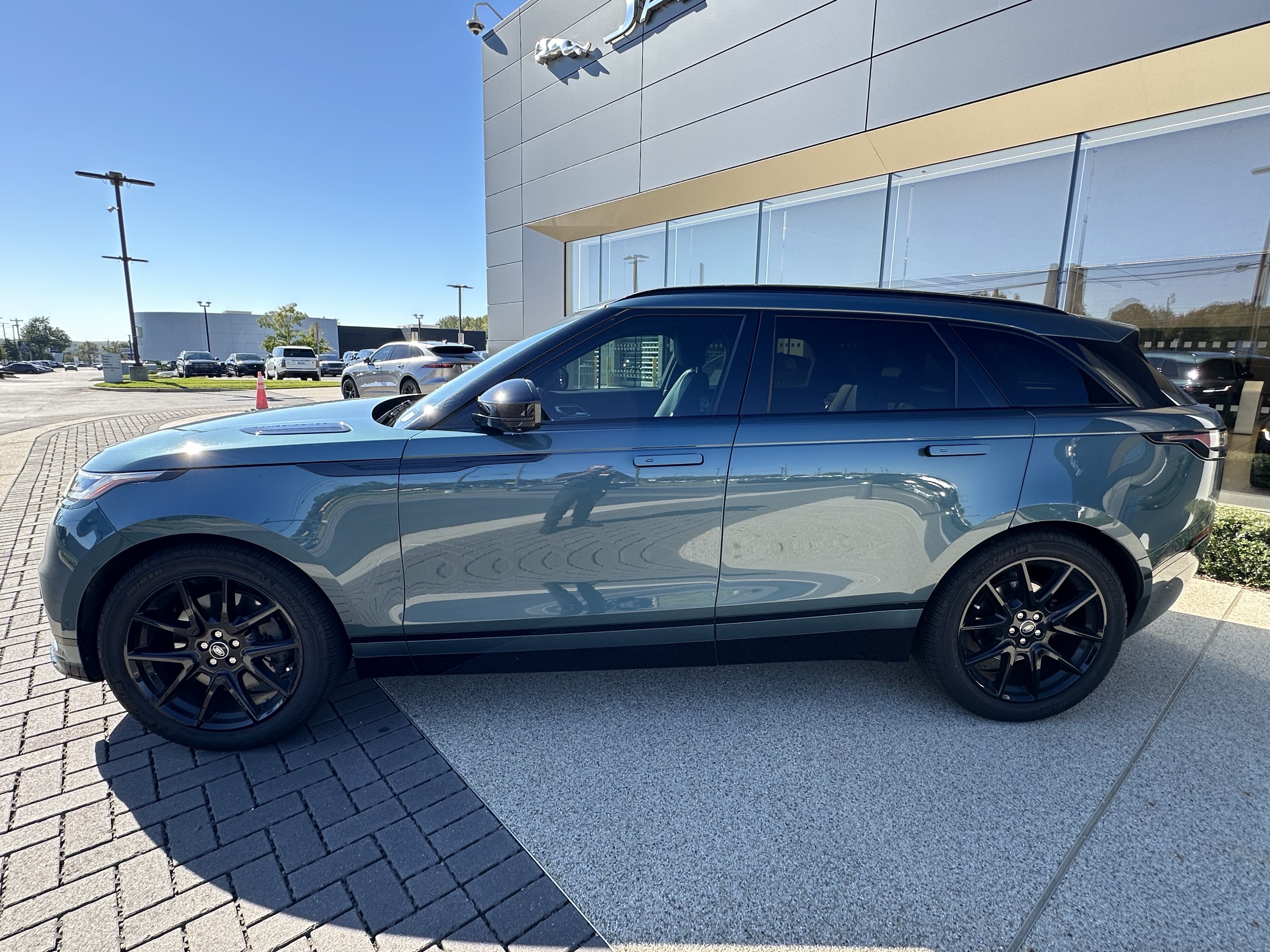 Certified 2026 Land Rover Range Rover Velar Dynamic SE AWD/4WD image 4