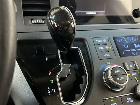 Used 2015 Toyota Sienna XLE image 15