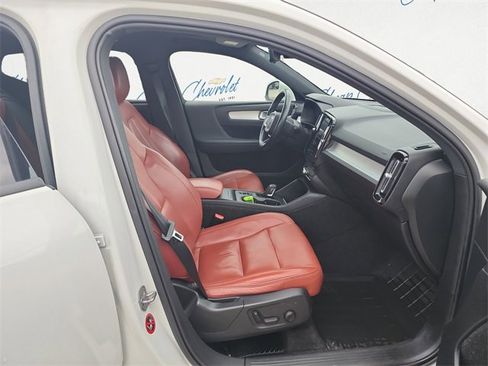 Used 2019 Volvo XC40 T5 Momentum image 13