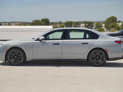 Used 2026 BMW 750e xDrive w/ Premium Package AWD/4WD image 4