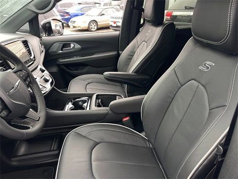 New 2026 Chrysler Pacifica Limited w/ S Appearance Package FWD image 10