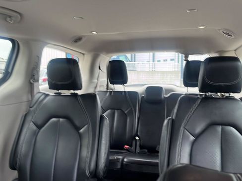 Used 2023 Chrysler Pacifica Touring-L FWD image 11