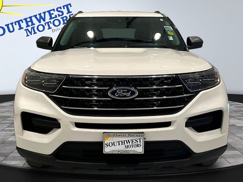 Used 2023 Ford Explorer XLT AWD/4WD image 2