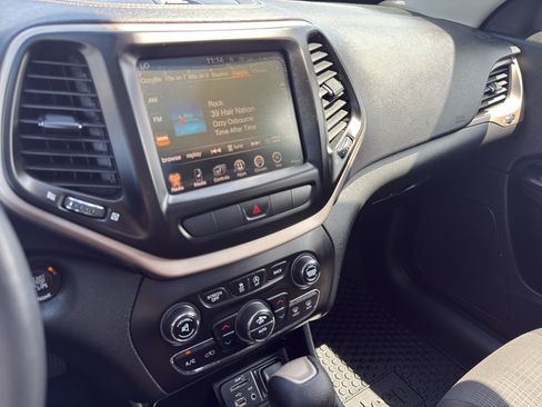 Used 2015 Jeep Cherokee Latitude w/ Comfort/Convenience Group AWD/4WD image 22