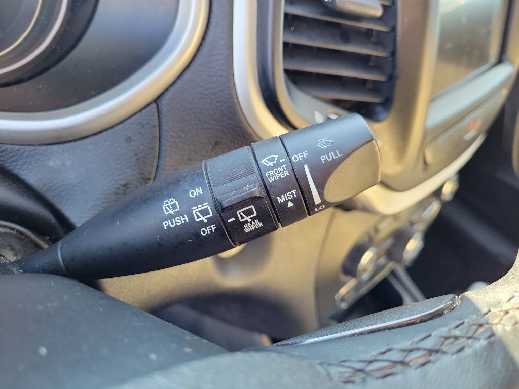 Used 2017 Jeep Cherokee Latitude w/ Comfort/Convenience Group AWD/4WD image 32