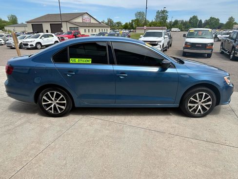 Used 2016 Volkswagen Jetta SE FWD image 4