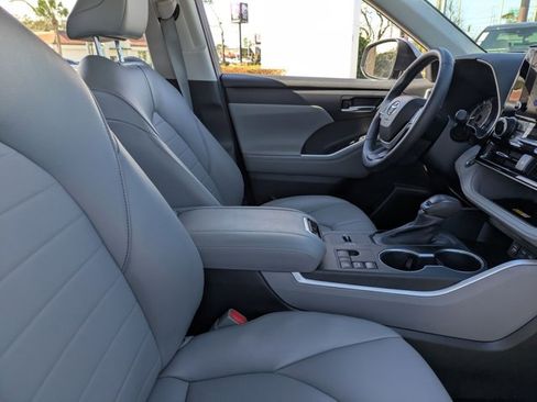 Used 2023 Toyota Highlander XLE image 23