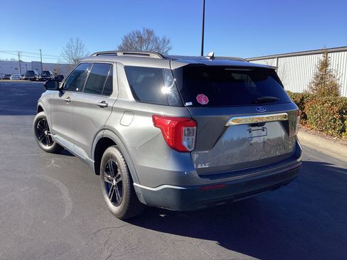 Used 2022 Ford Explorer XLT image 2