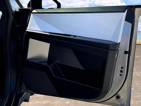 Used 2024 Tesla Cybertruck AWD Crew Cab image 29